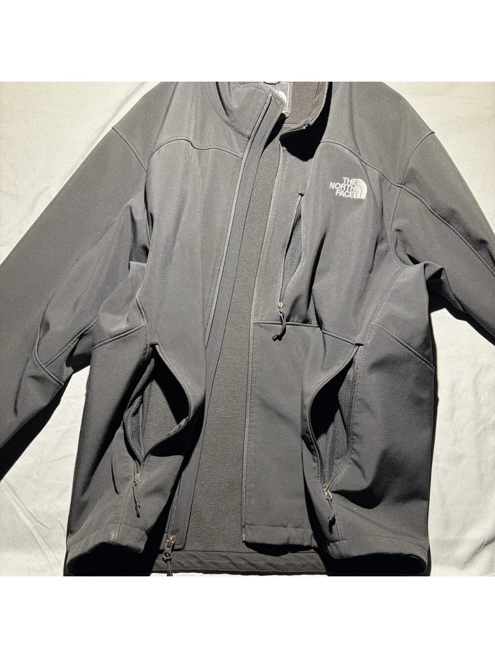 The North Face Men’s Large Black Softshell Jacket Full Zip Outdoor Windproof